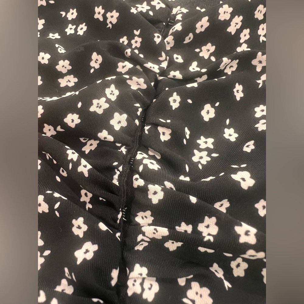 Lulu’s Black Floral Print Puff Shoulder Top Women’s Size Small - Picture 9 of 9